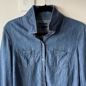 Classic Gap Chambray / Denim Button-Up Boyfriend Fit Shirt, Size Small, EUC